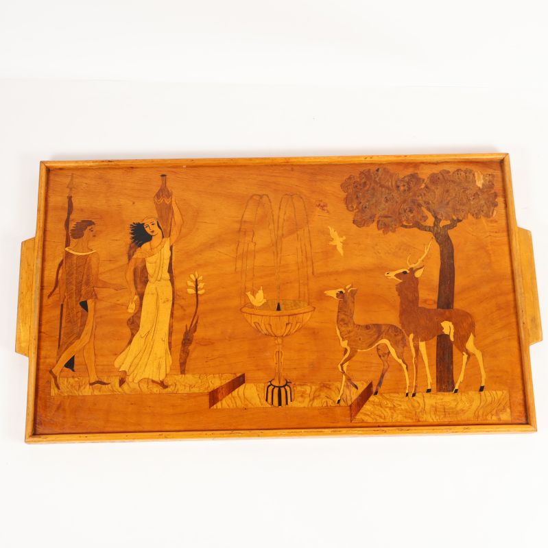 Stor rektangulär bricka i trä med motiv av människor och djur