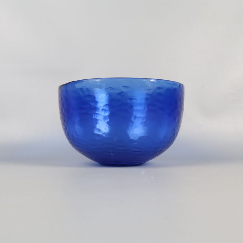 Sidovy av blå skål med strukturerad glasyta