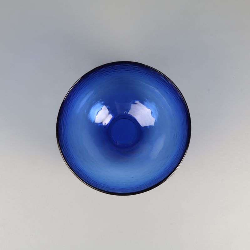 Blå skål sedd uppifrån med tydlig glasstruktur