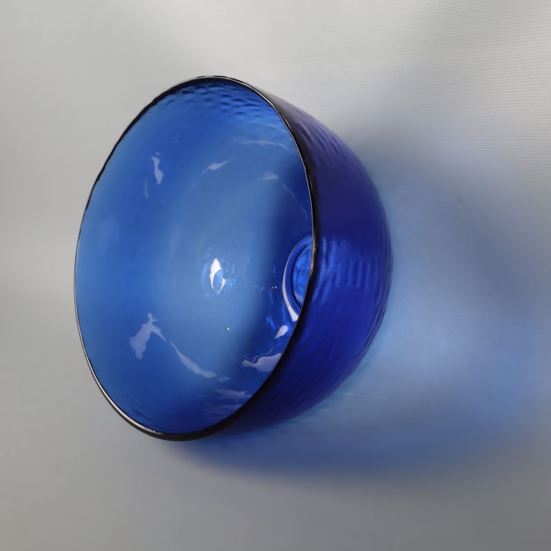 Blå skål med reflektioner och lätt lutning