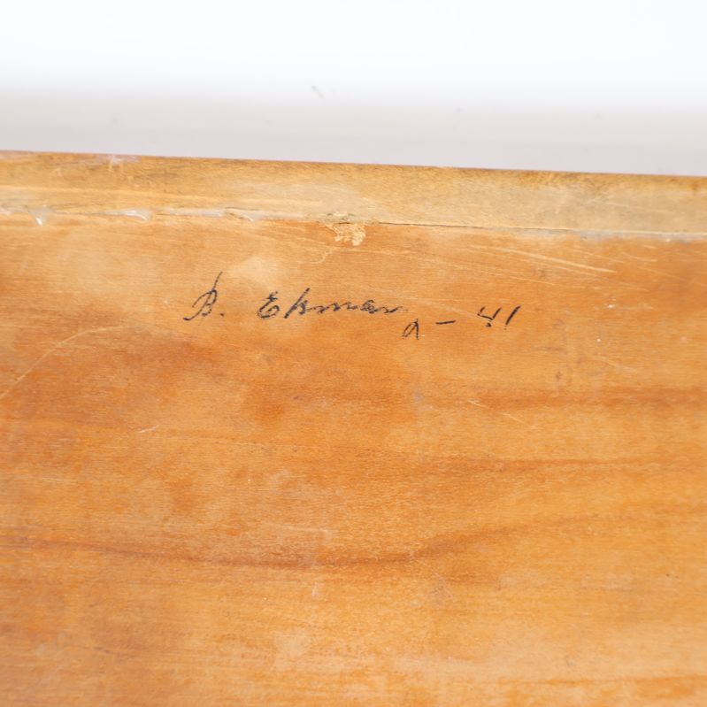 Signatur och årtal på baksidan av brickan