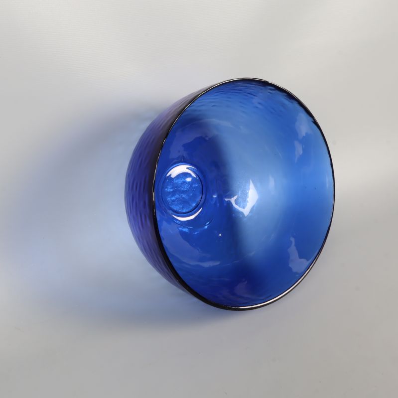 Blå glaskål vinklad mot kameran med reflektioner