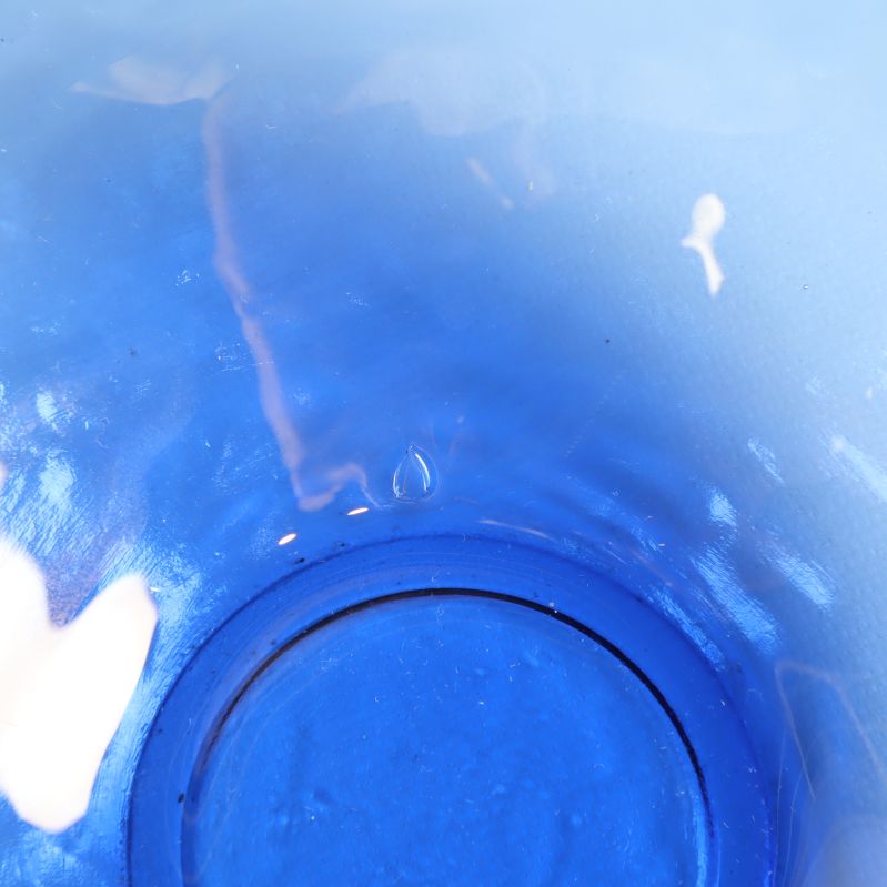Närbild på insidan av blå skål med bubbelstruktur
