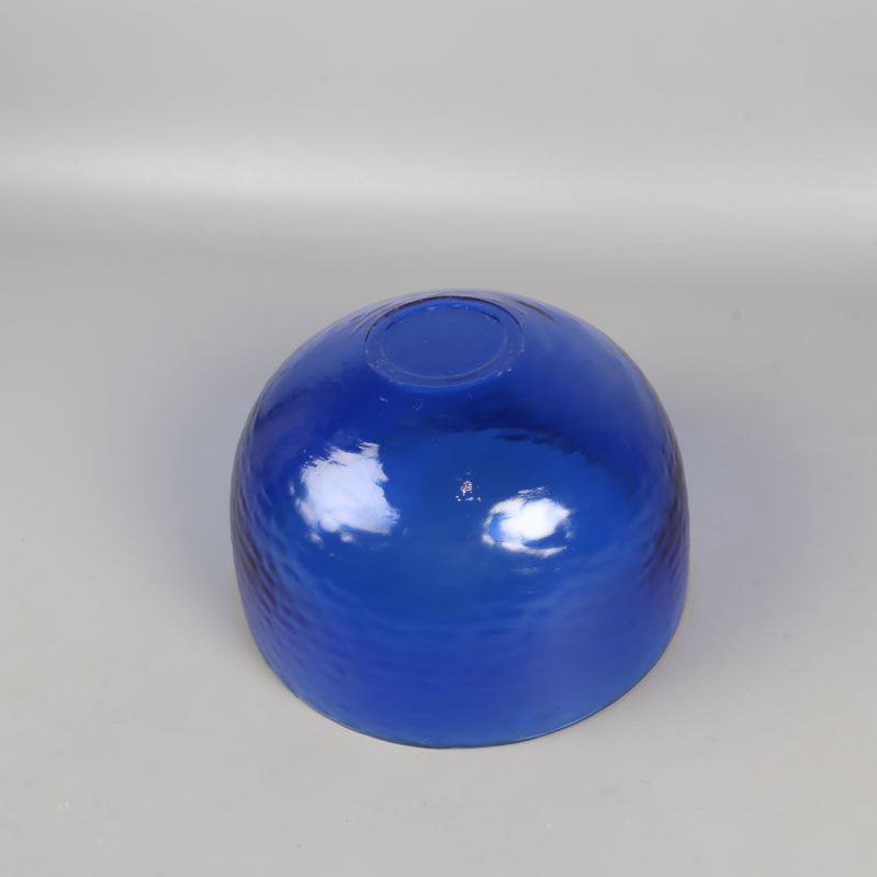 Blå skål vänd uppochner med synlig fot