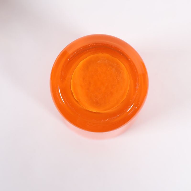 Orange glas sett underifrån med klar botten