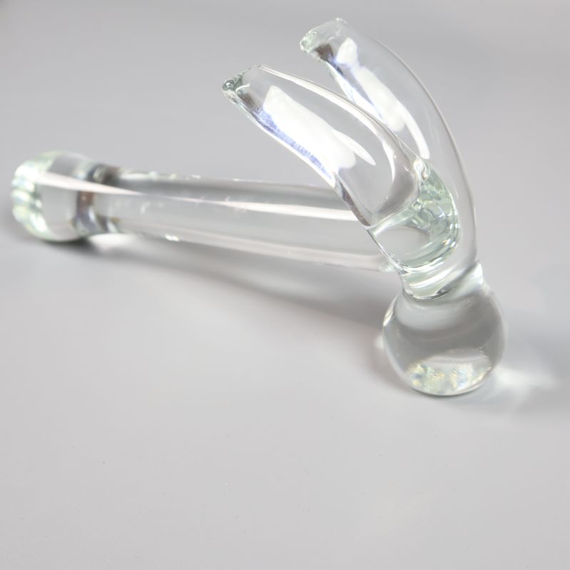 Närbild på klohuvudet av hammaren i glas