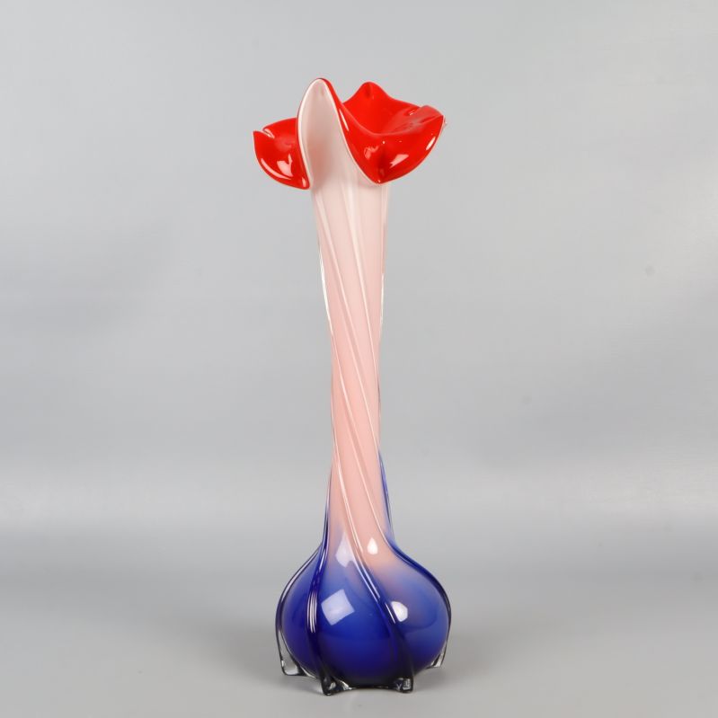 Färgglad hög vas med blå, rosa och röd glasdesign