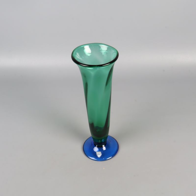 Hög glasvas med grön kropp och blå fot sedd uppifrån