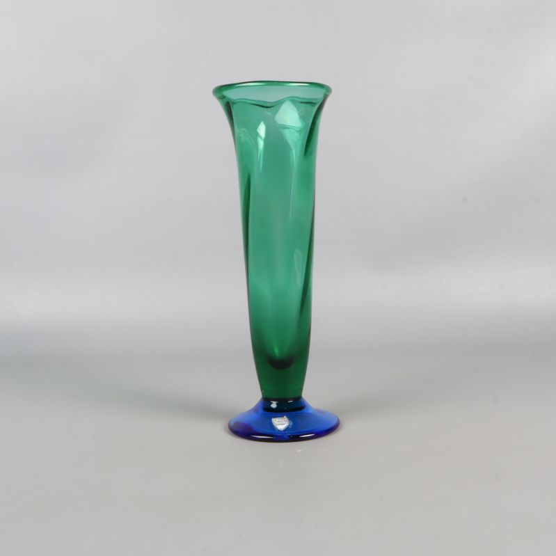 Hög glasvas med grön kropp och blå fot sedd från sidan