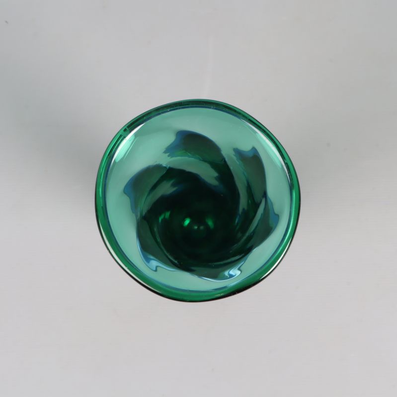 Öppningen på vasen med svepande grönt glas i närbild