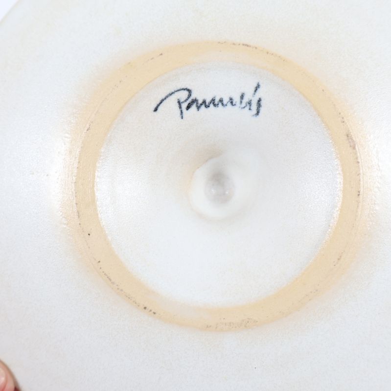 Närbild på signatur under ljusstake