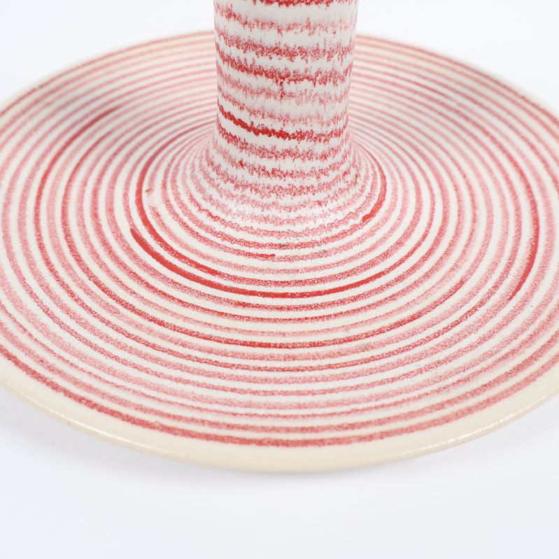 Närbild på räfflad yta och mönster på ljusstake