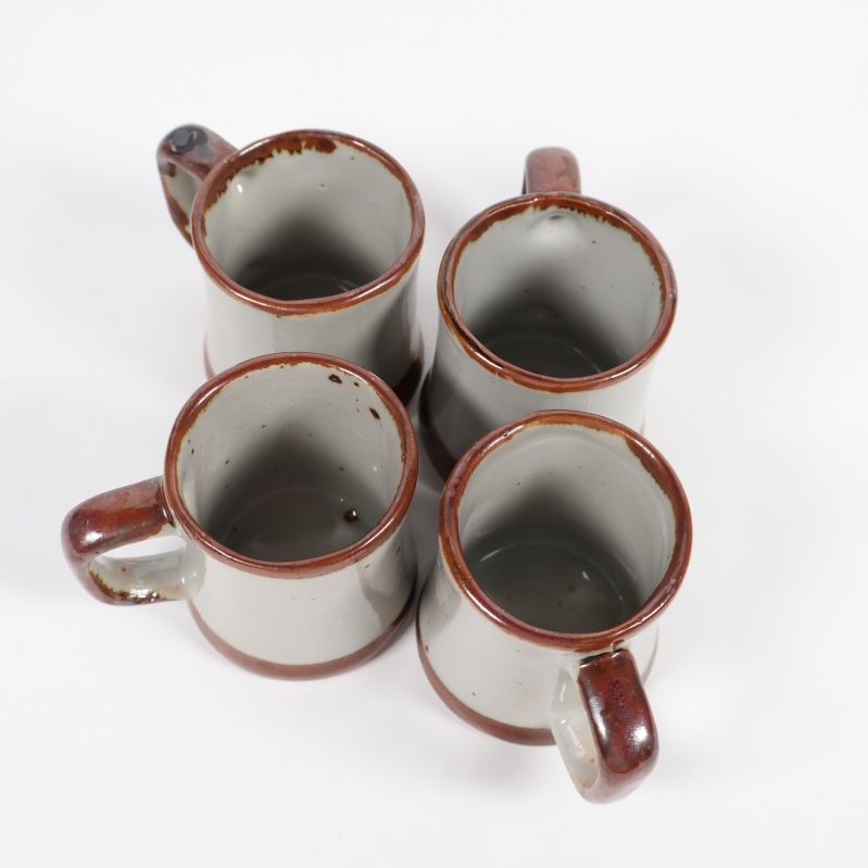 Fyra små koppöppningar från ovan i ljust och brunt