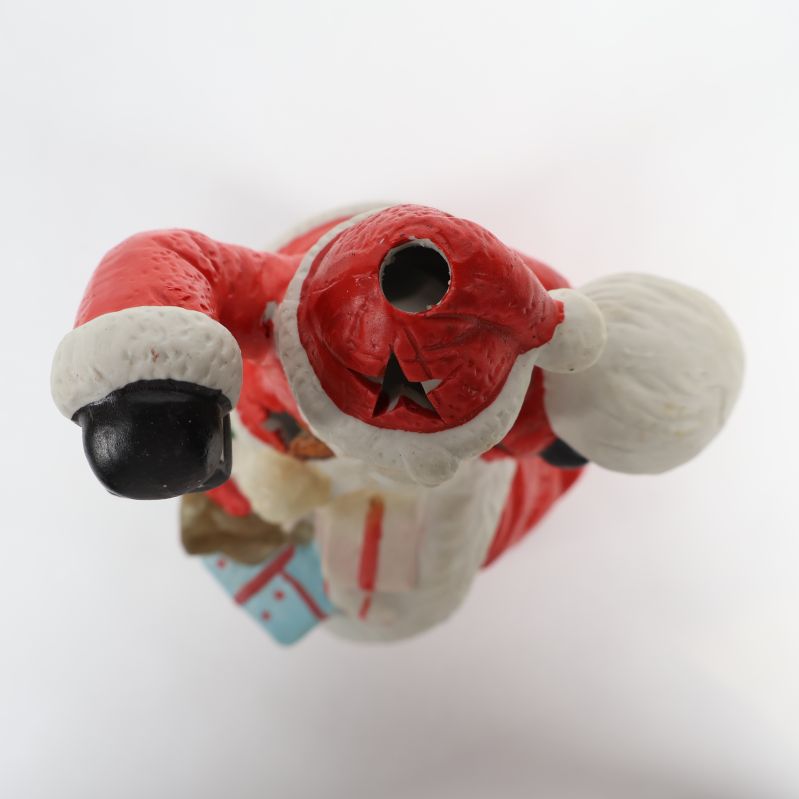 Öppningen i tomtens huvud syns uppifrån