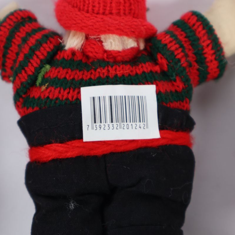 Närbild på streckkod på en av julfigurerna