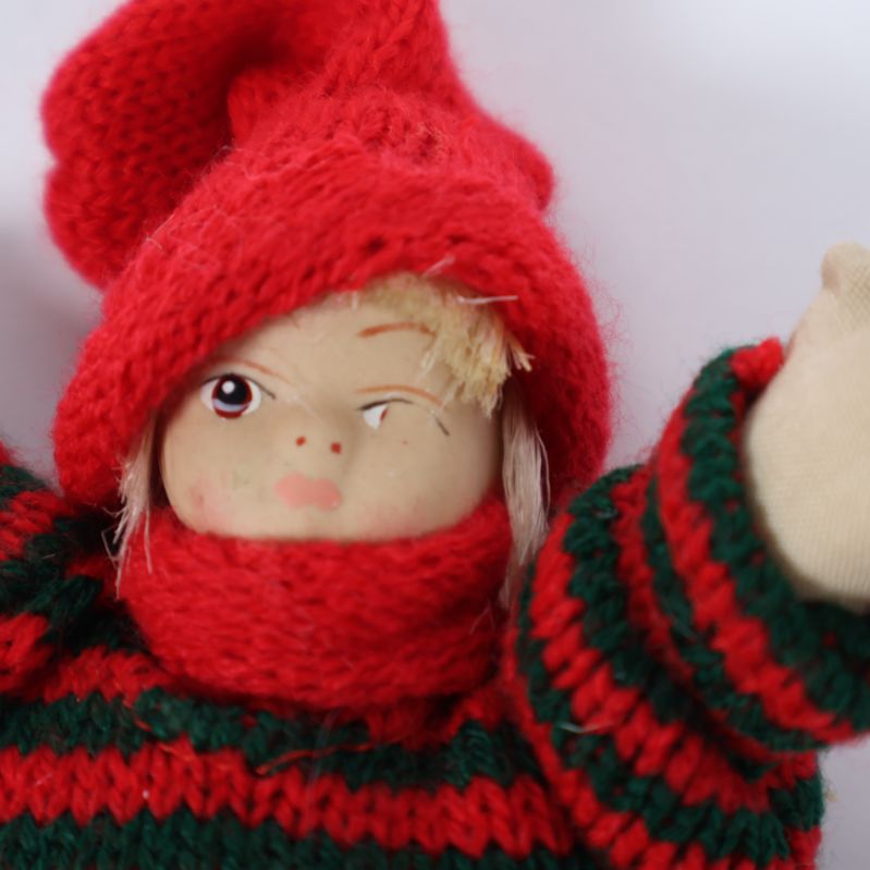 Närbild på juldekorens ansikte med blinkning