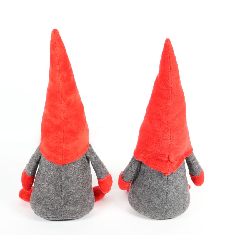 Baksidan på två tygtomtar i grått och rött