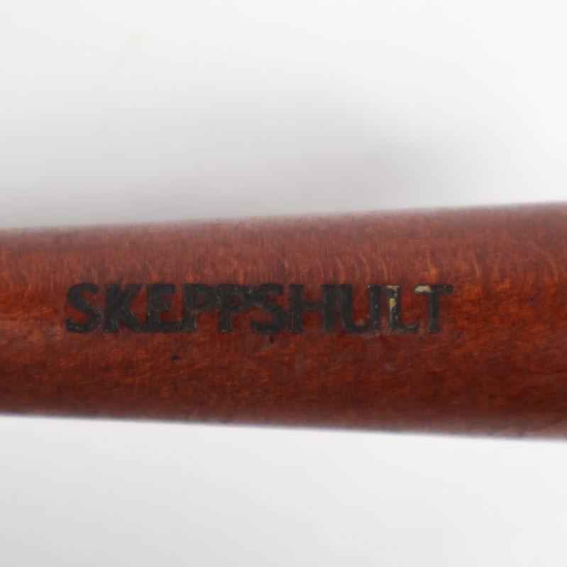 Närbild på handtag med Skeppshult-loggan