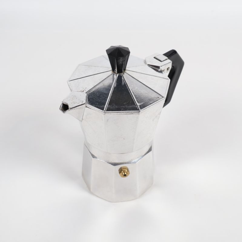 Espressobryggare med svart handtag och knopp framifrån