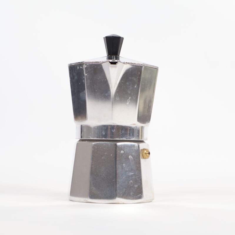 Espressobryggare stående rakt fram på vit bakgrund