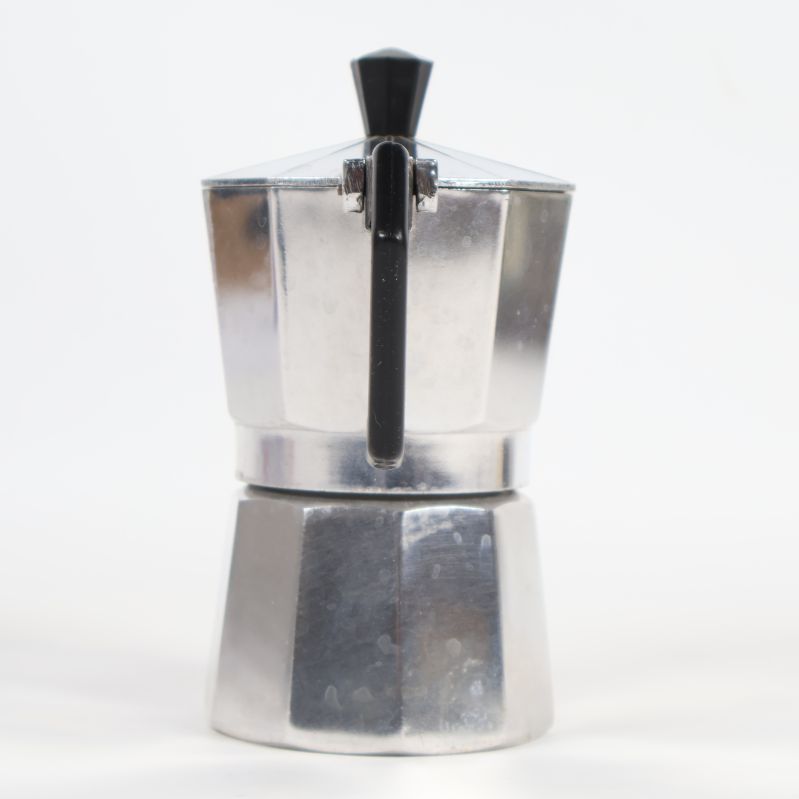 Espressobryggare fotograferad bakifrån med handtag i fokus