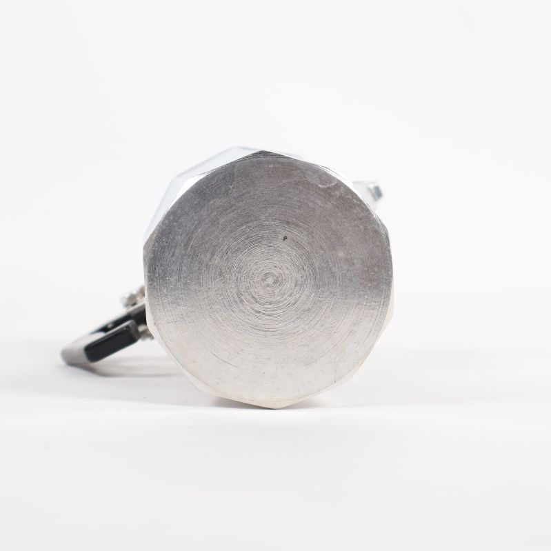 Undersidan av metallisk espressobryggare visas närbild