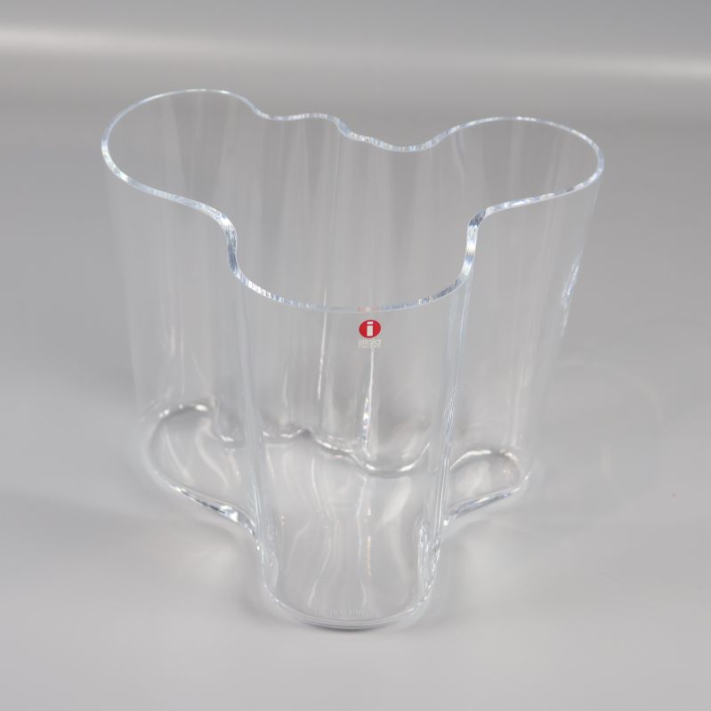 Genomskinlig vas sedd från sidan med oregelbunden form