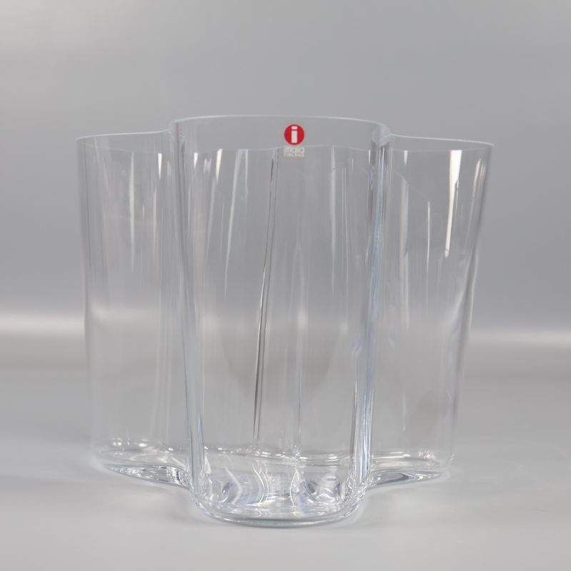 Framifrån bild på klar glasvas med rundade böljande kanter