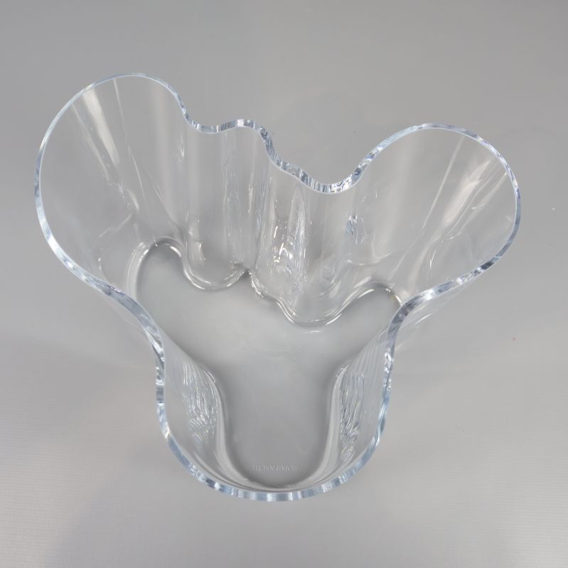 Glasvas uppifrån med tydlig vågig kant och organisk form