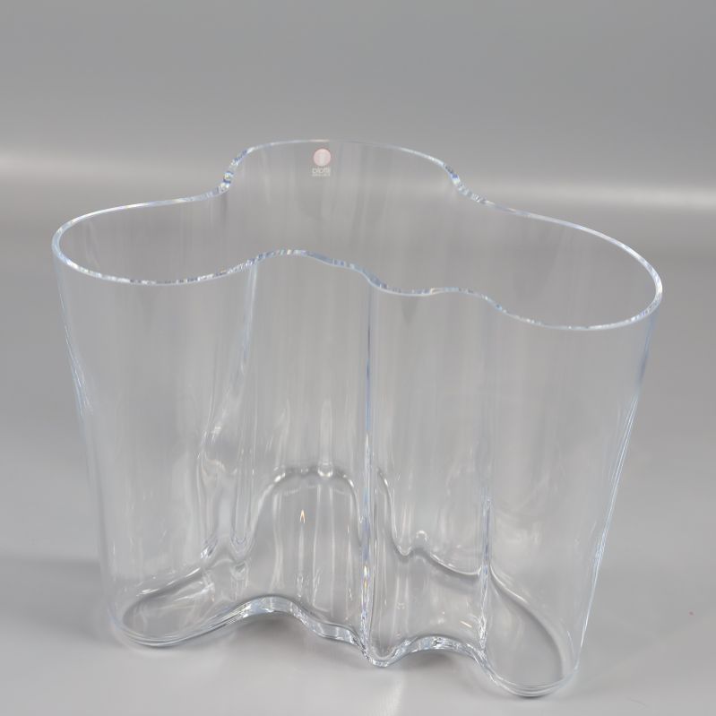 Baksidan av den klara glasvasen mot ljus bakgrund