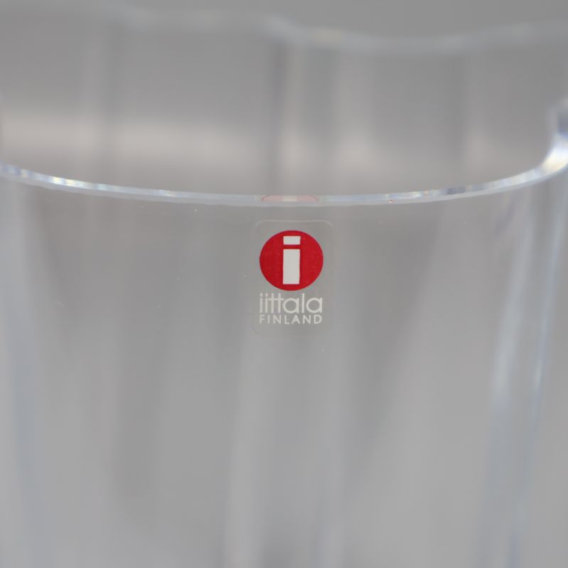 Närbild på Iittala-logotyp på vasens framsida