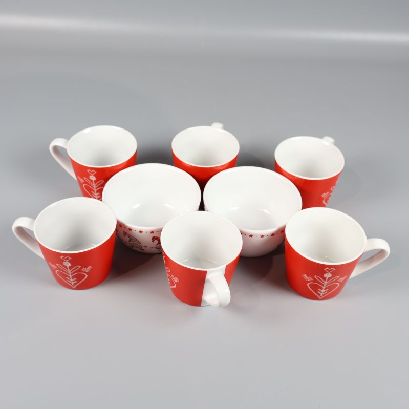 Åtta röda och vita glöggmuggar ordnade i en cirkel