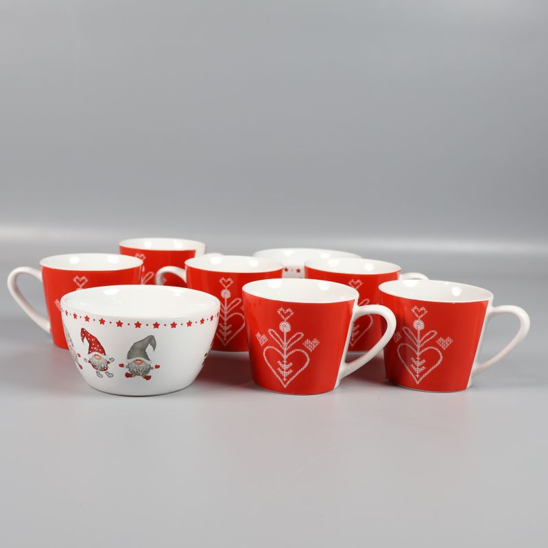 Glöggset med röda och vita muggar samt en skål