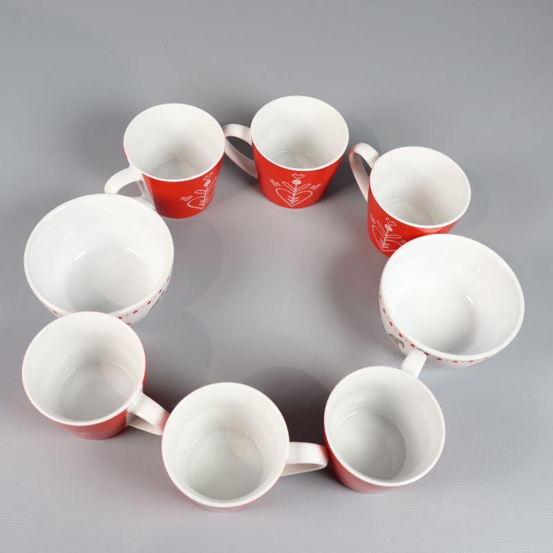 Glöggmuggar och skål sedda ovanifrån i cirkelformation