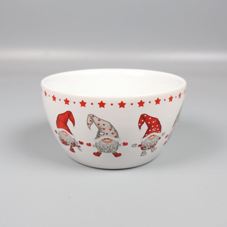 Vit skål dekorerad med tomtar och röda stjärnor