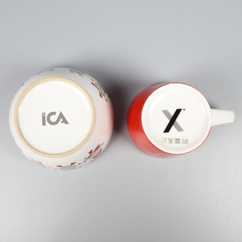 Närbild på undersida av skål och mugg med ICA och X logga