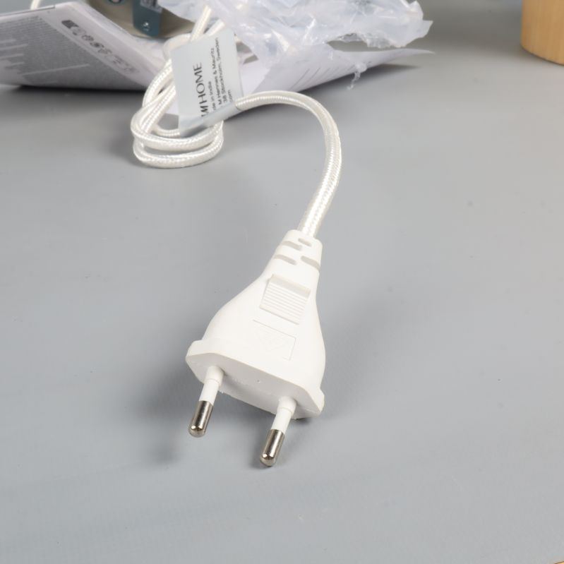 Vit elsladd med dubbelkontakt för lampa