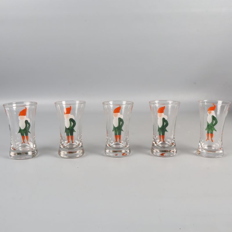 Närbild på fem snapsglas med tomtemotiv