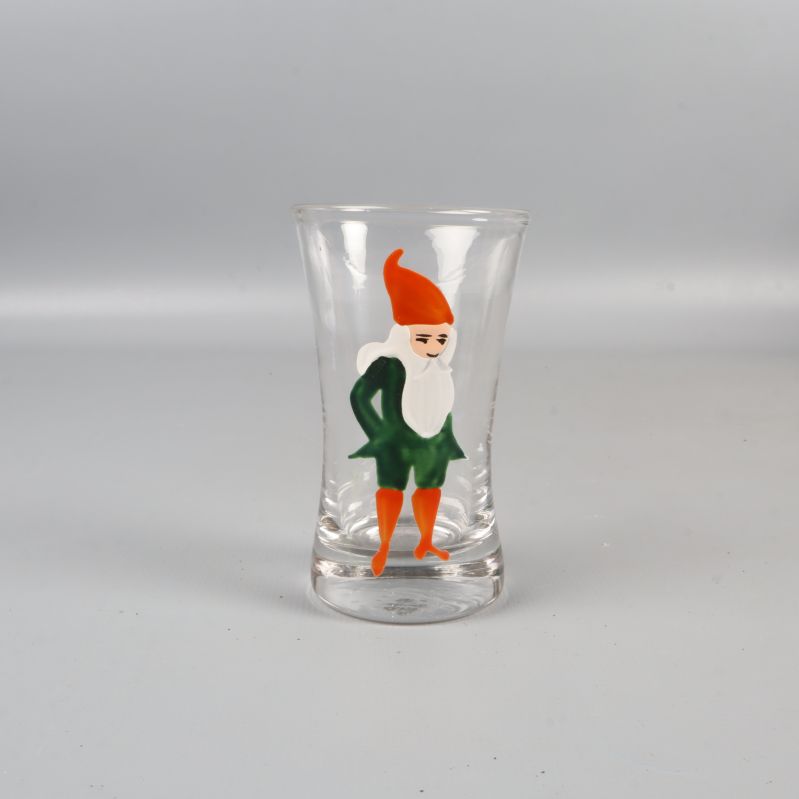 Enkelt snapsglas med handmålad tomte framifrån