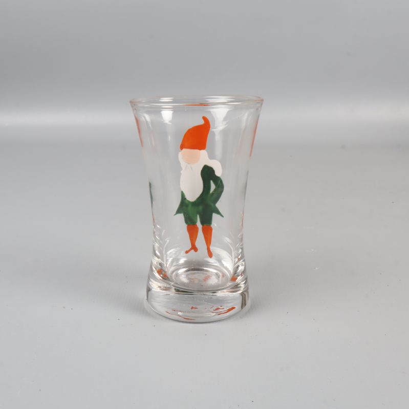 Snapsglas med tomtemotiv sedd lite från sidan