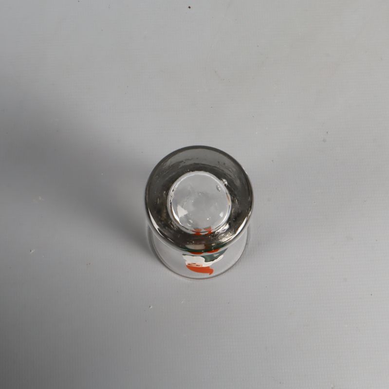 Snapsglas sett rakt ovanifrån mot vit bakgrund