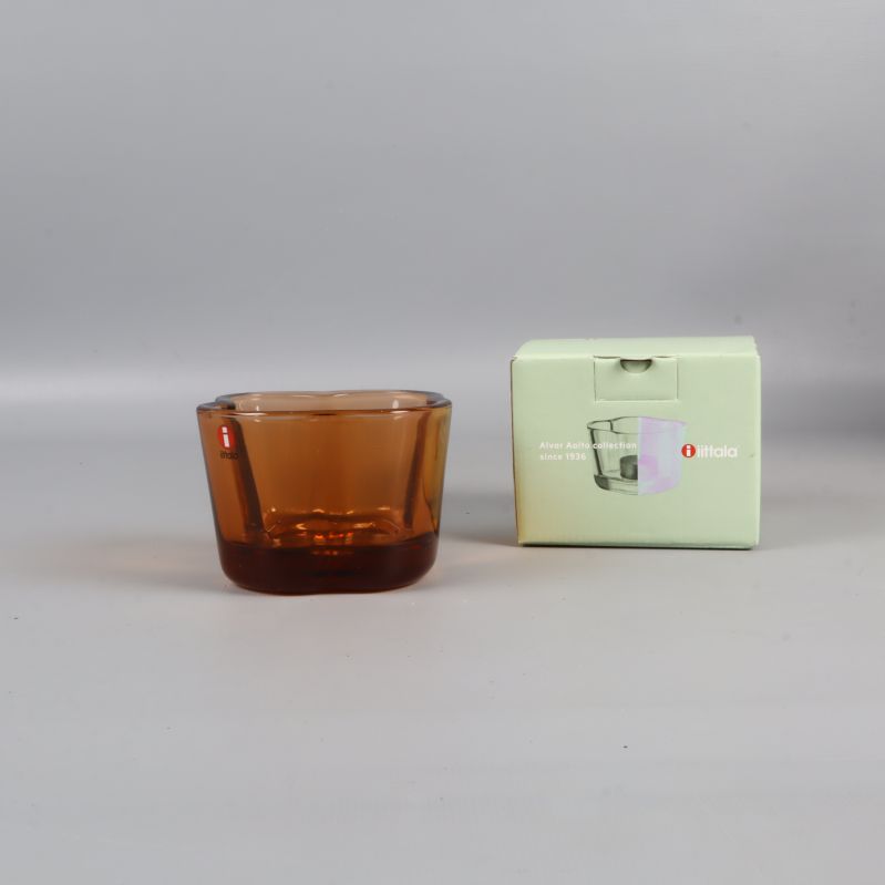 Amberfärgad ljuslykta och tillhörande förpackning