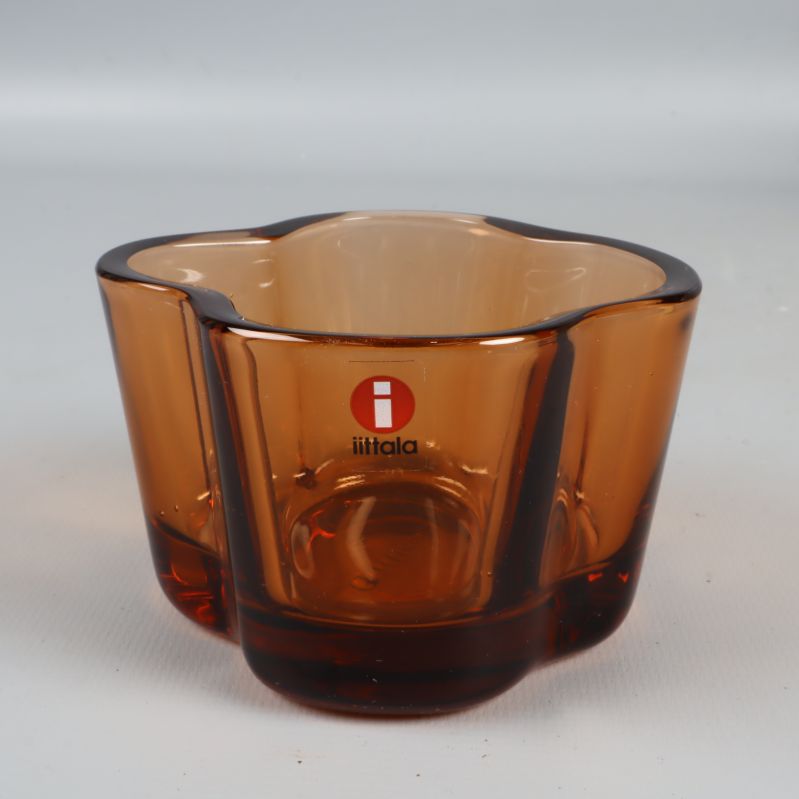 Närbild på logotyp och glasets kant