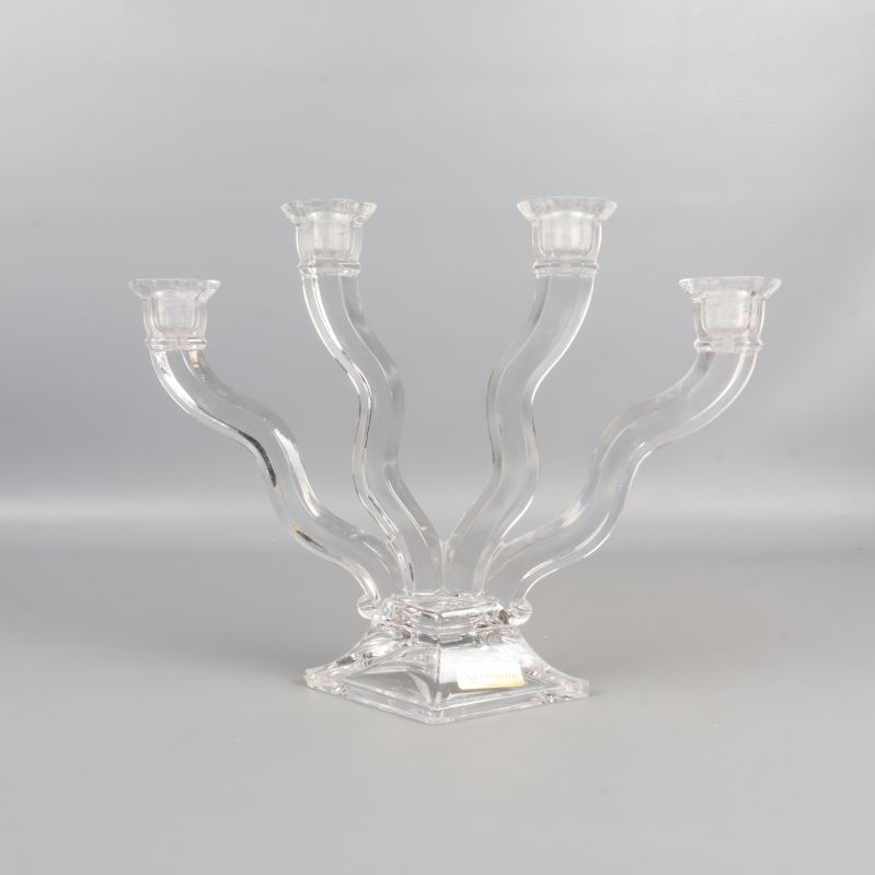 Tomhållen kristall ljusstake med fyra armar