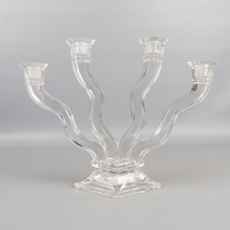 Närbild på kristall ljusstakens fyra ljushållare