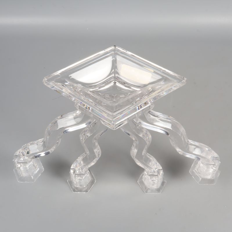 Ljusstake sedd underifrån med fyrkantig fot