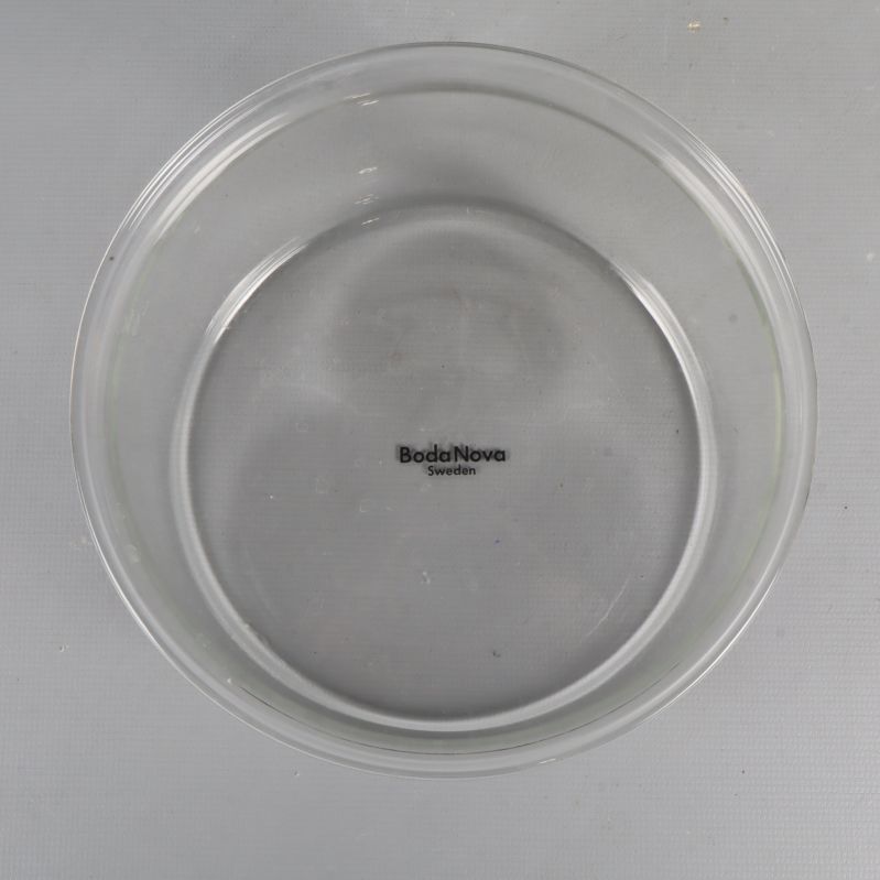 Glasskål ovanifrån med BodaNova-logotyp synlig i botten