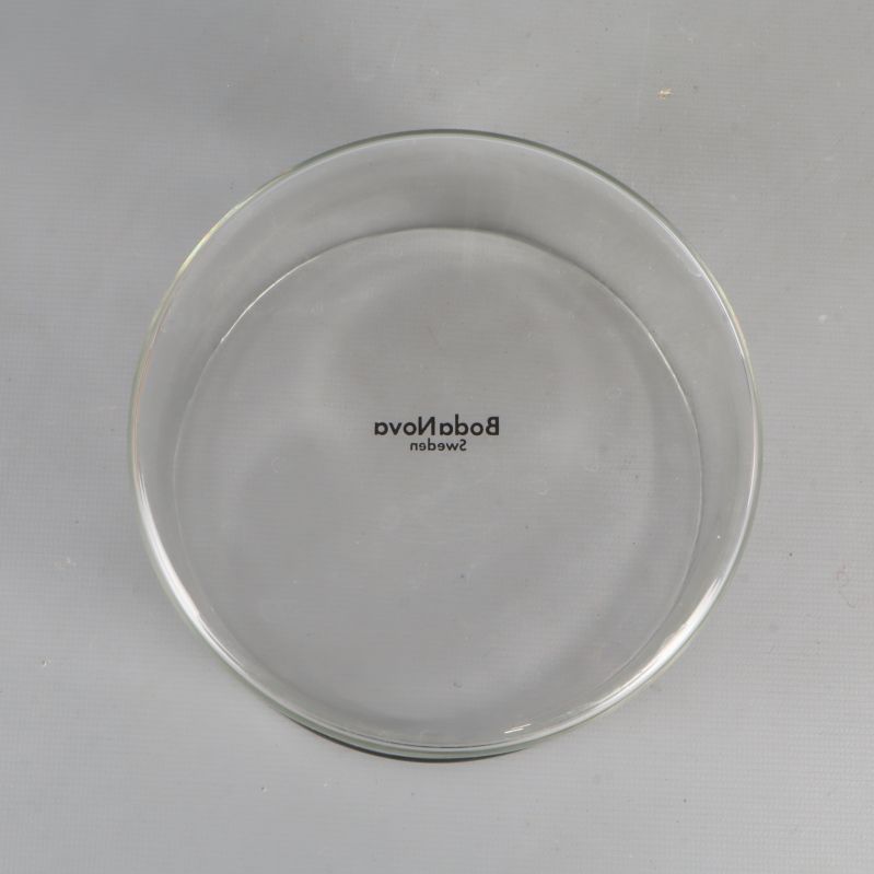 Insida av glasskål med BodaNova-märkning fotograferad rakt uppifrån