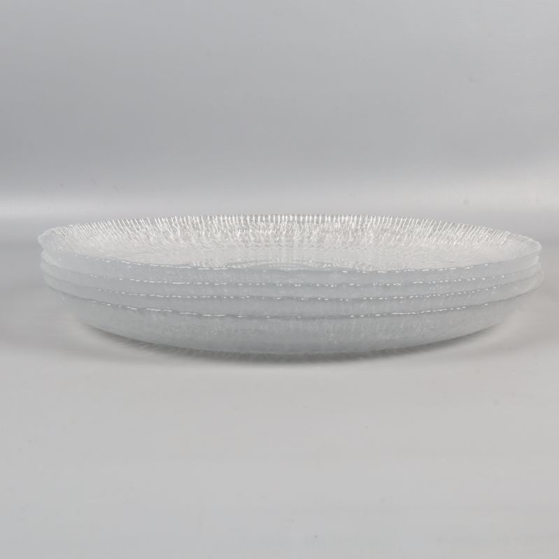 Fyra staplade stora tallrikar av transparent glas