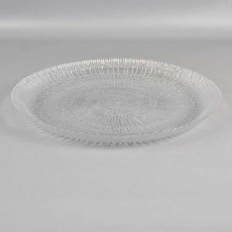 Närbild på räfflad stor tallrik av glas